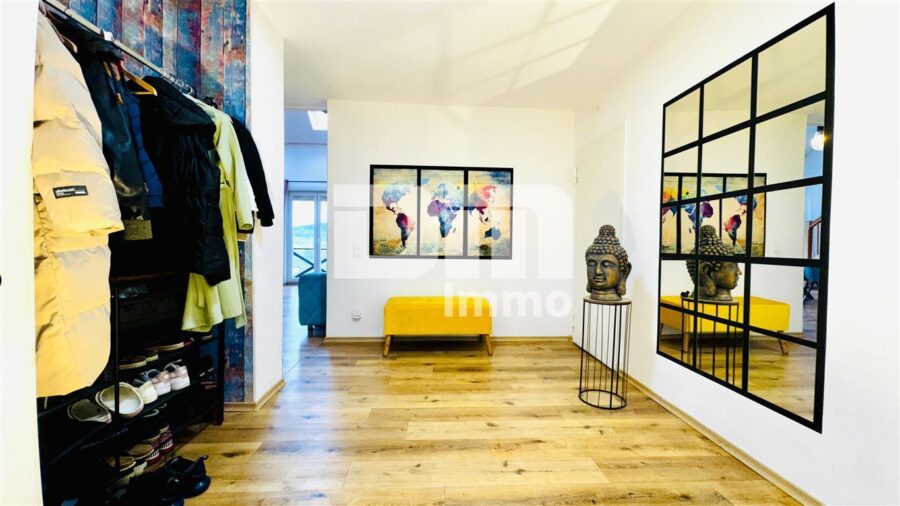 Teilsaniertes Ein - Zweifamilienhaus + Nutzflächen mit Anbau in Traumlage mit Panoramablick - WE1 EG Windfang / Flur / Diele